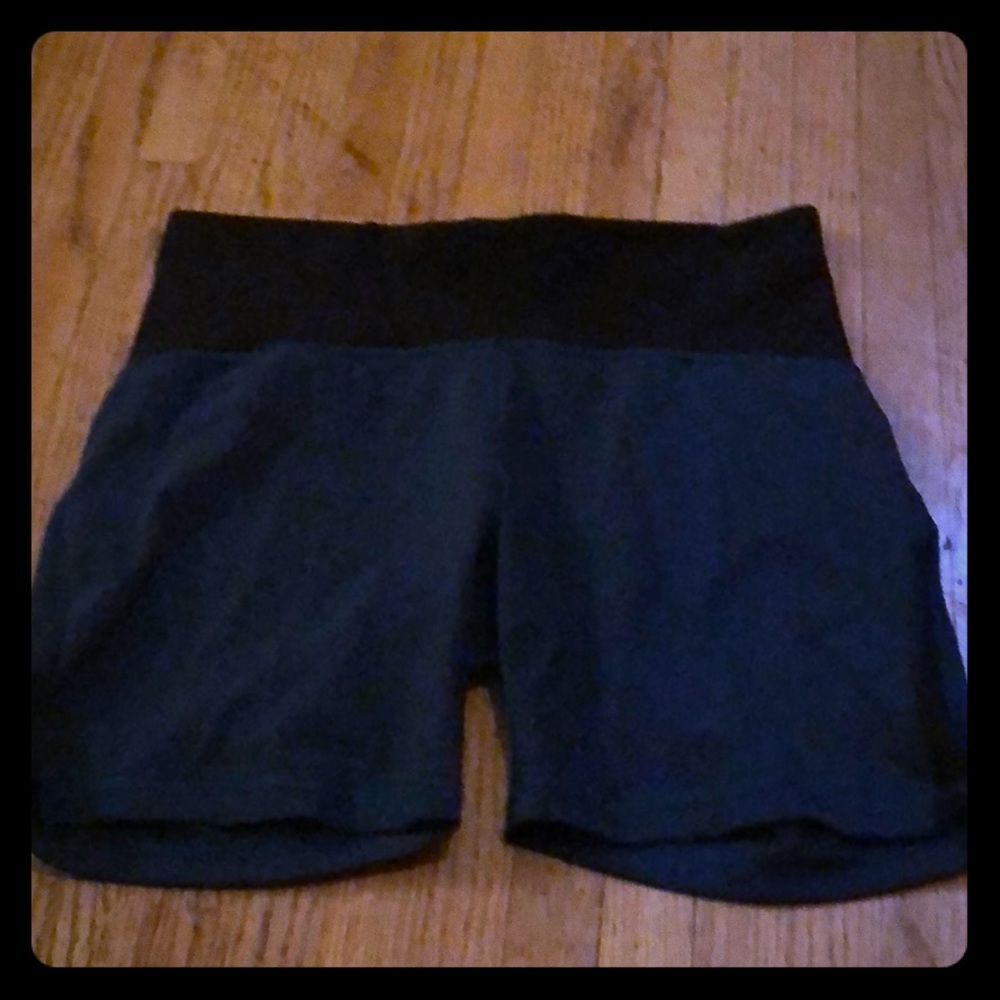 Lululemon sz 10 teal 6 in shorts